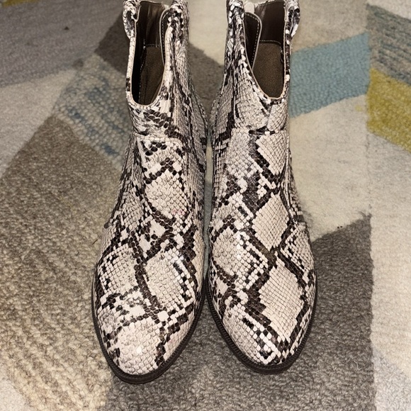 Snake print Western style booties Women's Sz 7 Style & Co White black grey - Picture 2 of 9